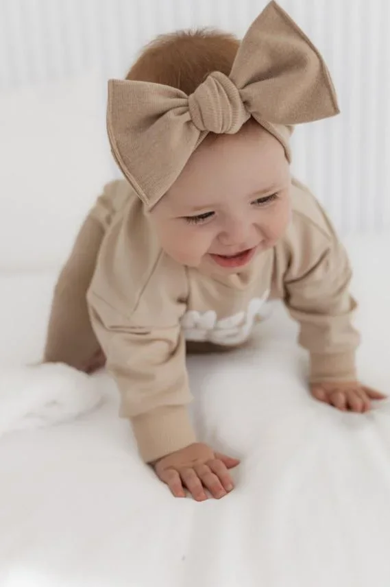 Handgefertigtes Babyoutfit in Taupe mit passendem Stirnband und Hose J&B Design