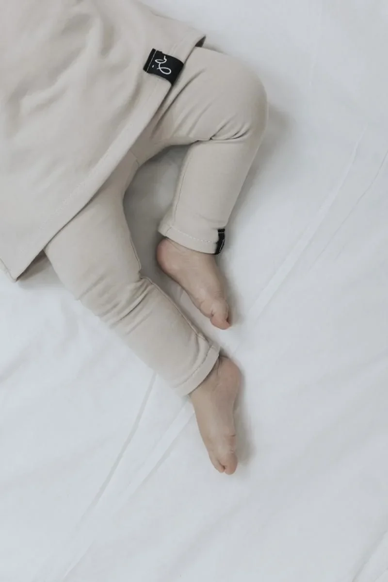 Bequeme Baby Leggings in Dunkelbeige aus weichem Jersey am Knöchel gerafft J&B Design