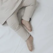 Bequeme Baby Leggings in Dunkelbeige aus weichem Jersey am Knöchel gerafft J&B Design