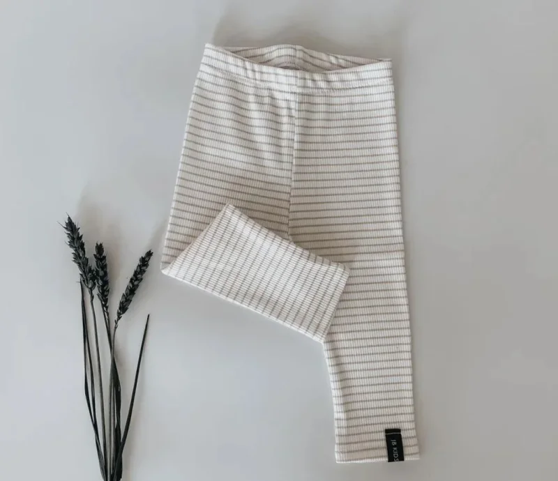 Bequeme Baby Leggings in Dunkelbeige aus weichem Jersey am Knöchel gerafft J&B Design