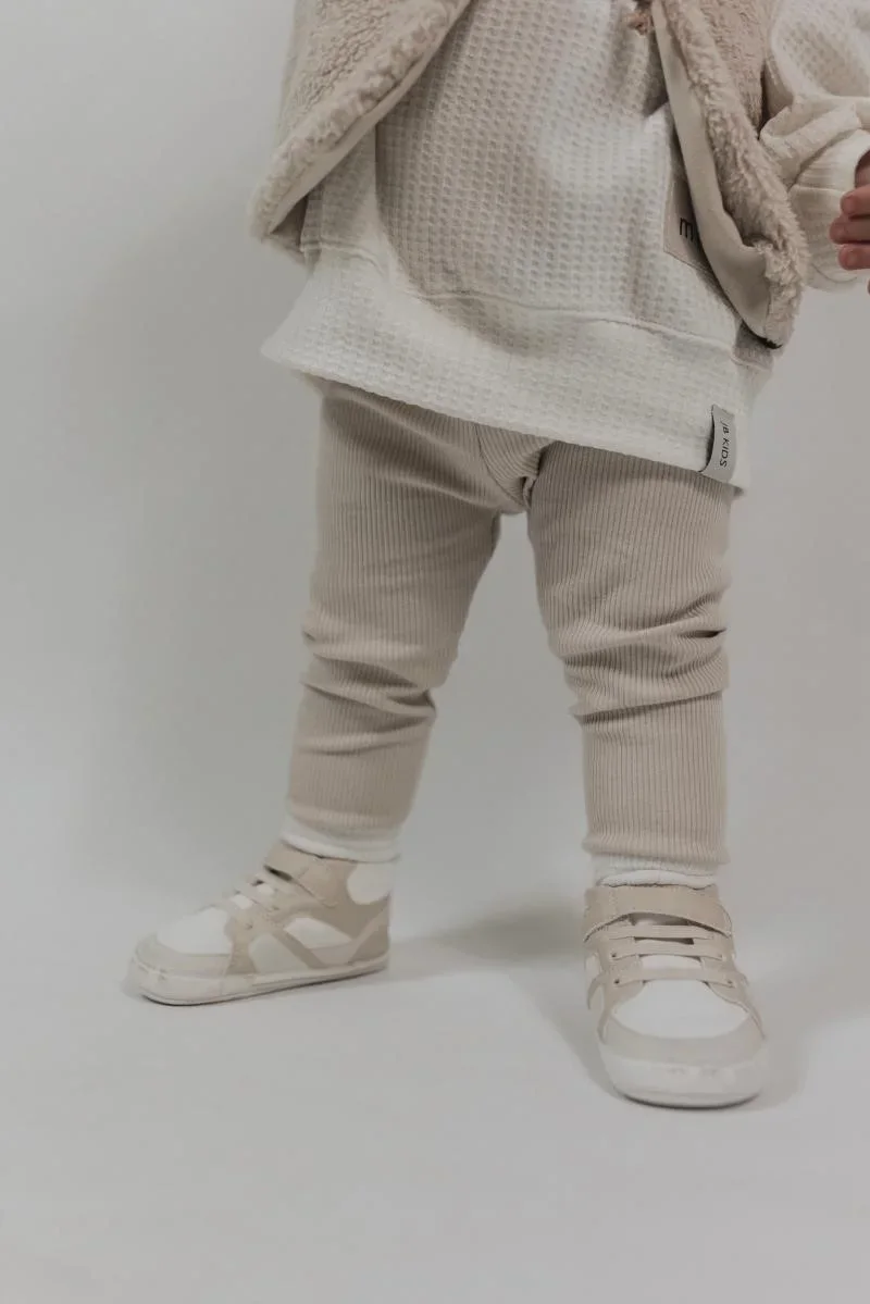 Bequeme Baby Leggings in Dunkelbeige aus weichem Jersey am Knöchel gerafft J&B Design