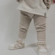 Bequeme Baby Leggings in Dunkelbeige aus weichem Jersey am Knöchel gerafft J&B Design