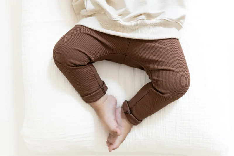 Bequeme Baby Leggings in Dunkelbeige aus weichem Jersey am Knöchel gerafft J&B Design