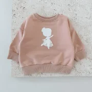 Kind trägt handgefertigte Kinderkleidung