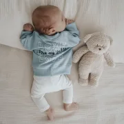 Handgefertigtes Babyoutfit in Soft Blue mit Statement-Sweater und weißer Leggings J&B Design