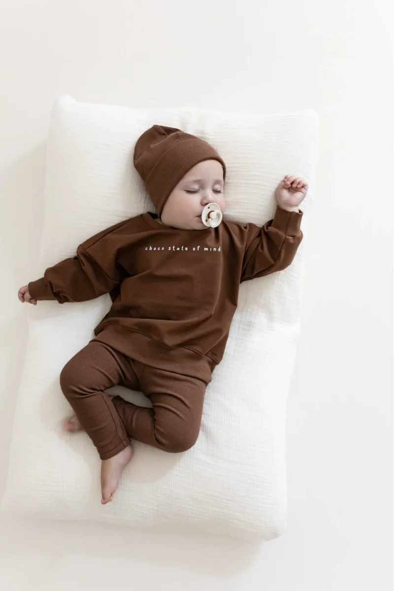 Brauner Baby Pullover Pure Cocoa Statement Frontprint handgemacht J&B Design