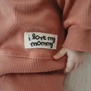 Dezenter Frontpatch I love my Mommy auf korallefarbenem Baby Pullover