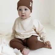 Baby Outfit Vanilla mit schokobrauner Hose und Mütze handgemacht J&B Design