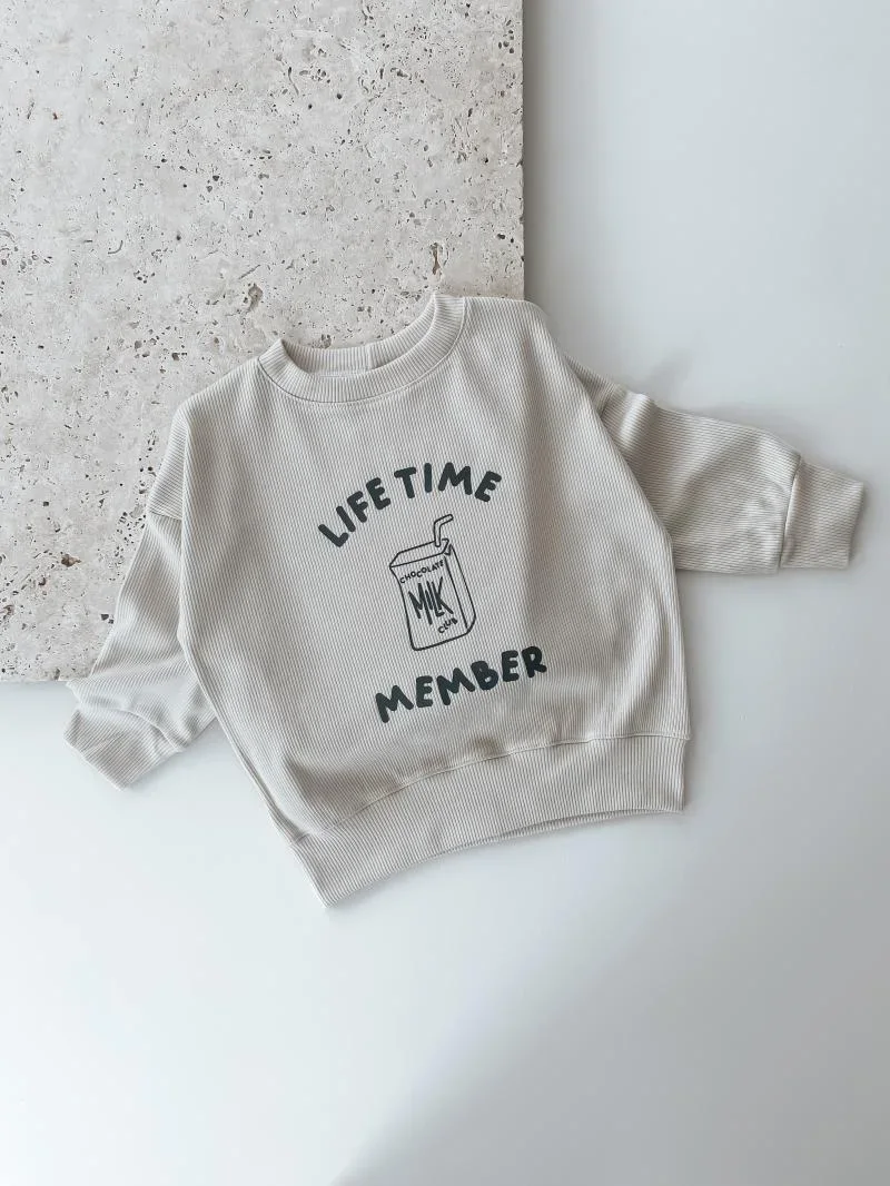 Kind trägt handgefertigte Kinderkleidung