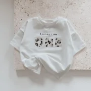 Detailansicht Geburtstagsshirt Baby 1 Jahr mit Leo-Print Applikation ONE handgefertigt