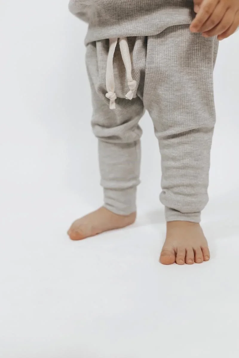Bequeme Baby Slim Harem Pants in Hellgrau Meliert aus weichem Ripp-Jersey J&B Design