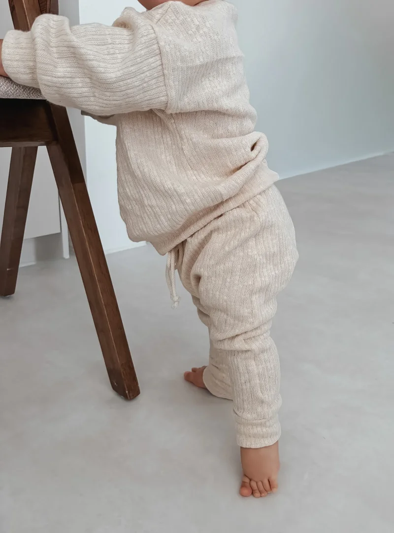Baby Slim Harem Pants aus Pointelle Jersey in Beige mit Lochmuster J&B Design