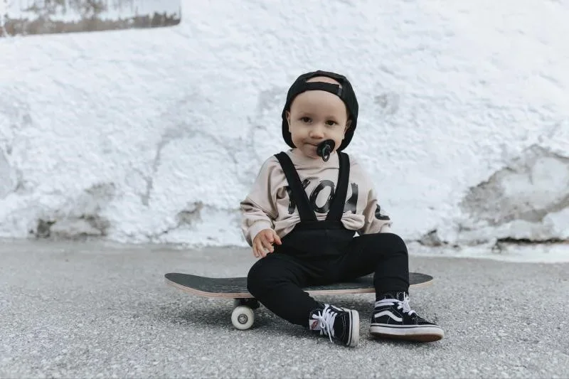 Hellgraue Baby Trägerleggins aus Ripp-Jersey handgefertigt minimalistisch J&B Design